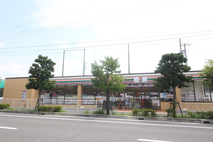 コンビニ　セブンイレブン（コンビニ）まで670m