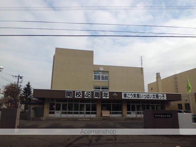 小学校　東山小学校（小学校）まで542m