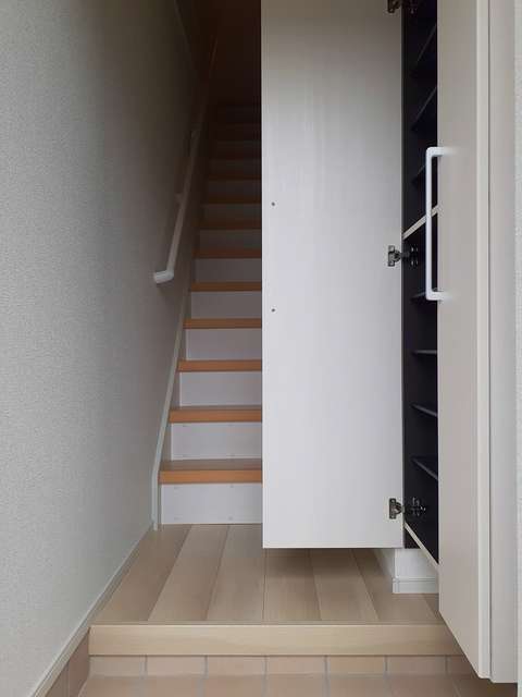 玄関　天井高シューズクローゼット完備