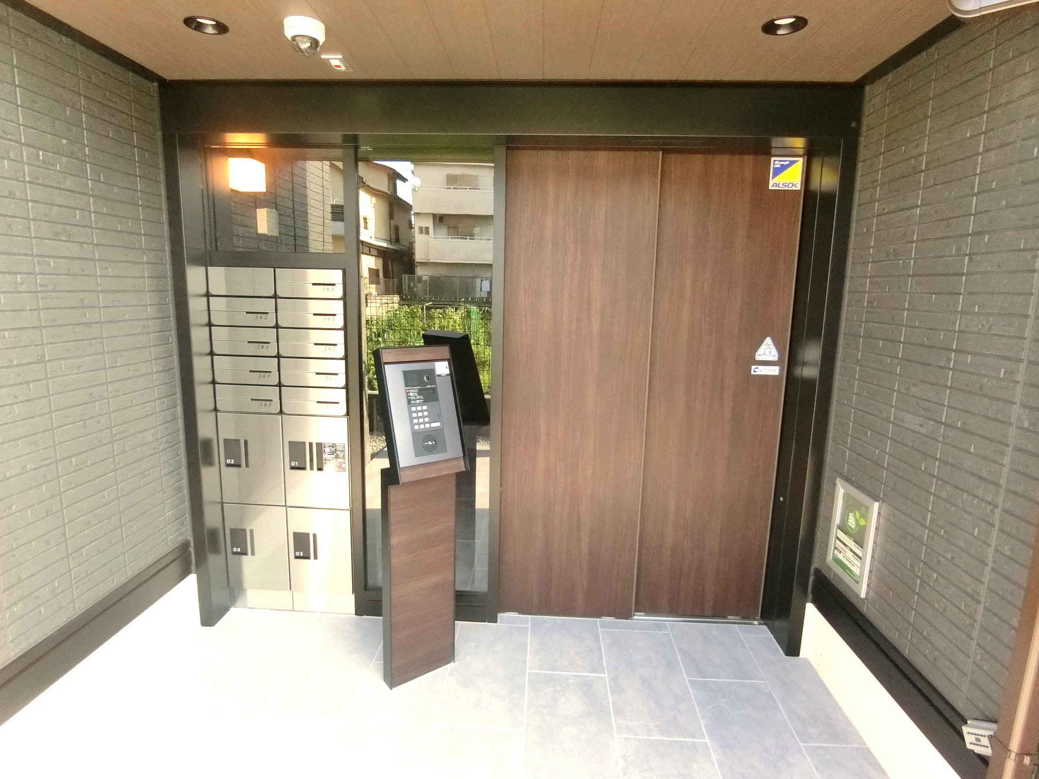 セキュリティ　ＴＶモニター付オートロックと留守でも安心な宅配ボックスを完備