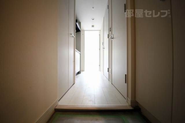 玄関　反転の間取りの写真を使用しています