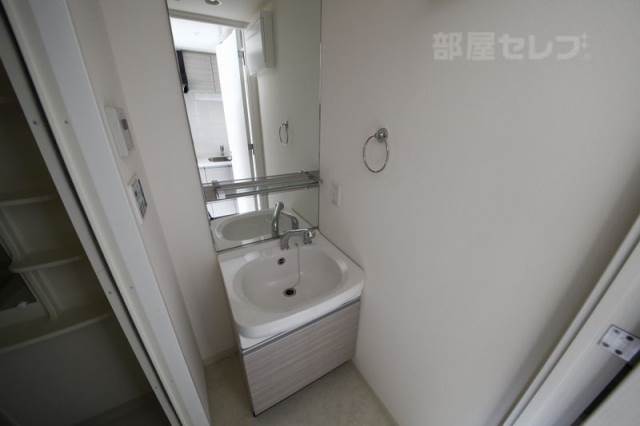 洗面設備　反転の間取りの写真を使用しています