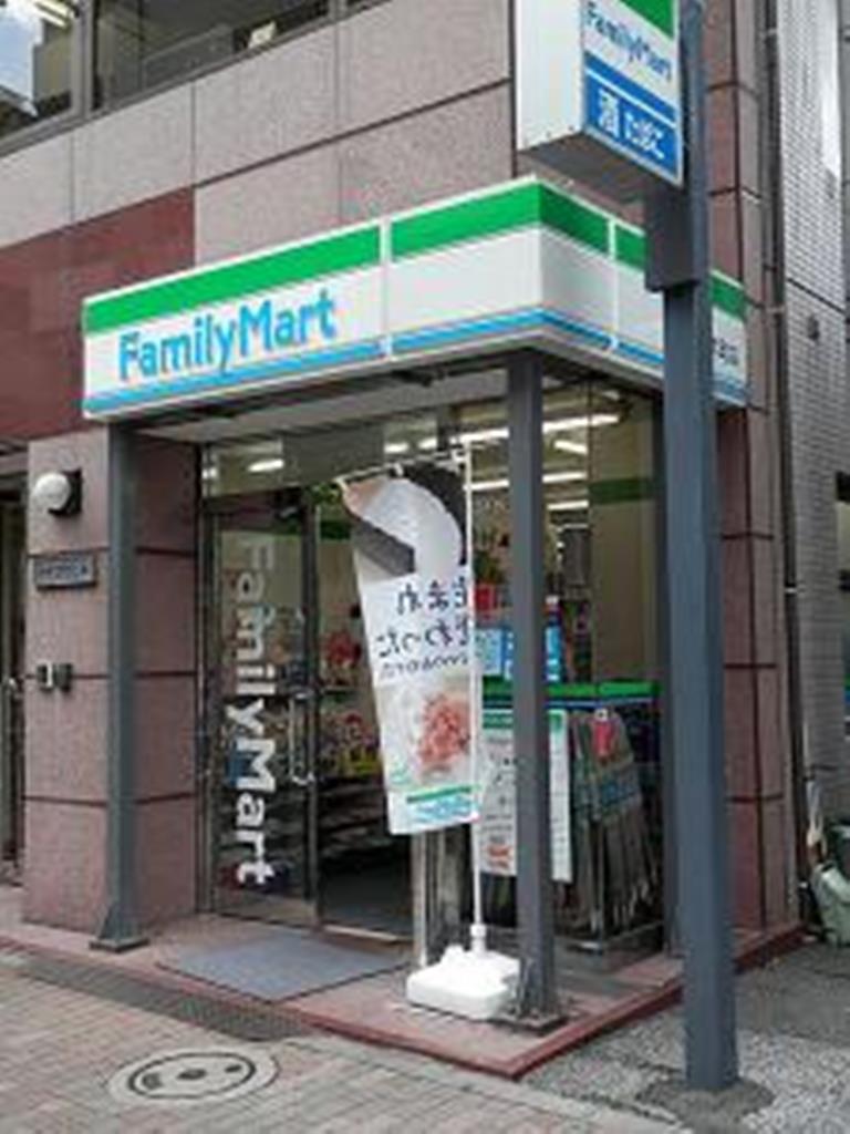 コンビニ　ファミリーマート新宿荒木町店（コンビニ）まで126m