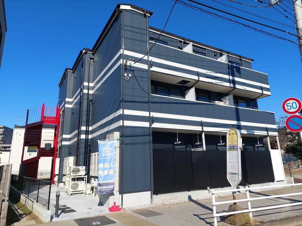建物外観　黒い外壁に白のライン、赤い階段がおしゃれな外観です