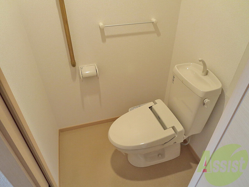 トイレ　ウォシュレット付のトイレです。手すりも付いてます。