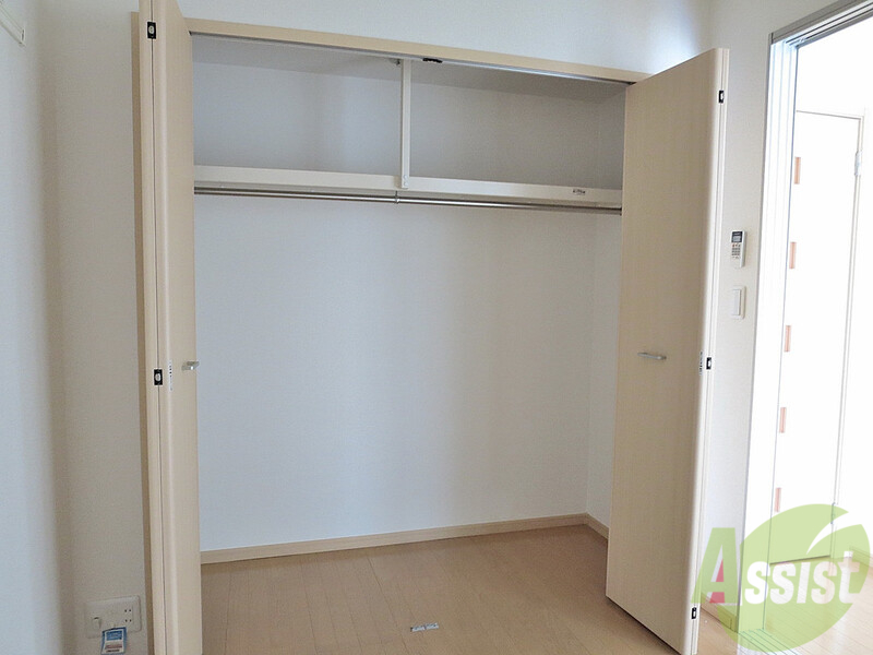 収納　扉２枚分の収納です。パイプハンガーついているので服かけれます