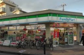 コンビニ　ファミリーマート 富士見台駅前店（コンビニ）まで594m