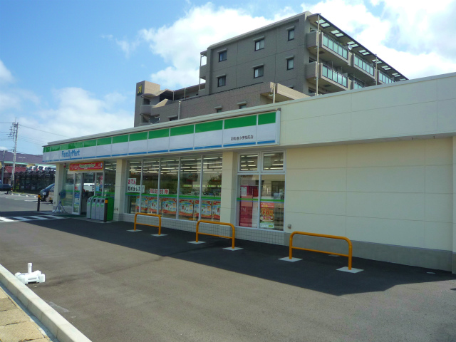 コンビニ　ファミリーマート 四街道駅前店（コンビニ）まで135m