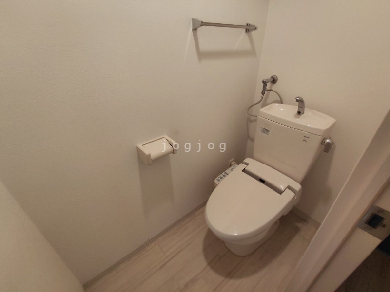 トイレ　嬉しい温水洗浄便座付きのトイレです。