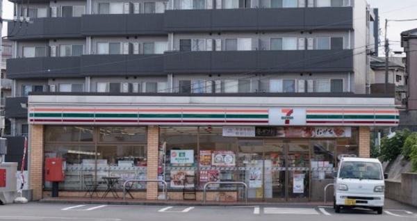 コンビニ　セブンイレブン横浜松見町3丁目店（コンビニ）まで472m