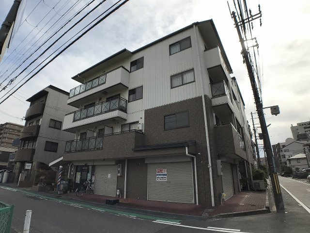 建物外観　エレベーター付きで重たい荷物も楽々♪