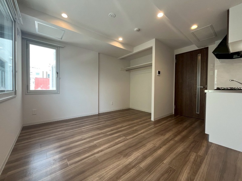その他部屋・スペース　木目のフローリングは落ち着きのある印象のお部屋になりますね。