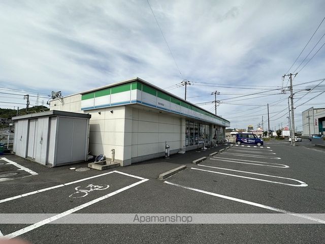 コンビニ　ファミリーマート里庄里見店（コンビニ）まで800m