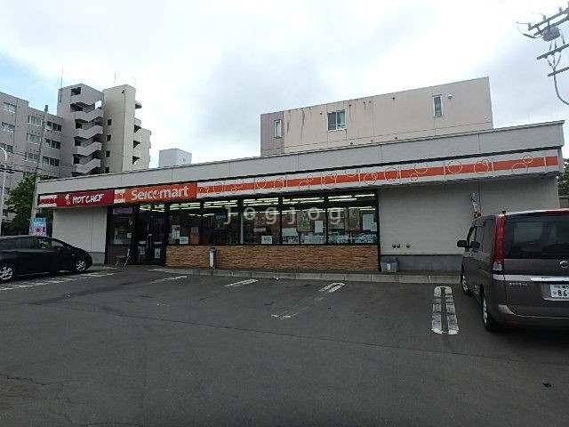 コンビニ　セブンイレブン（コンビニ）まで1114m