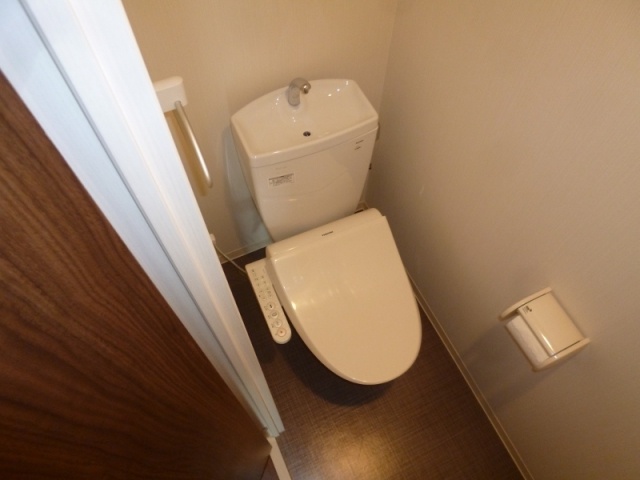 トイレ　温水洗浄便座付きのトイレです♪