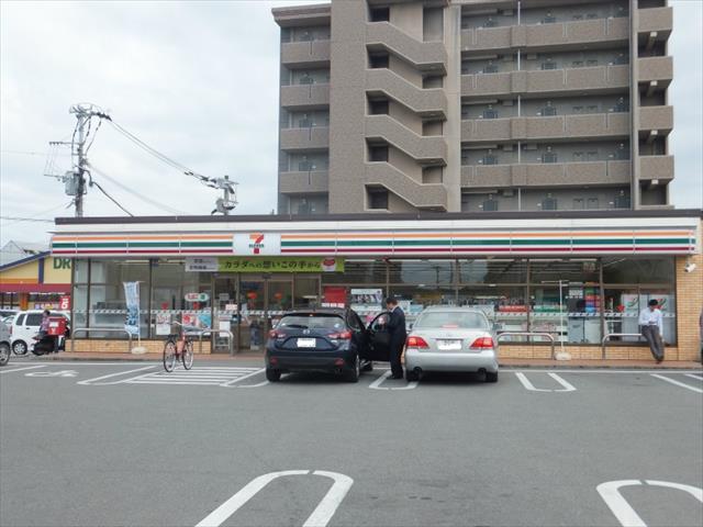 コンビニ　セブンイレブン（コンビニ）まで988m