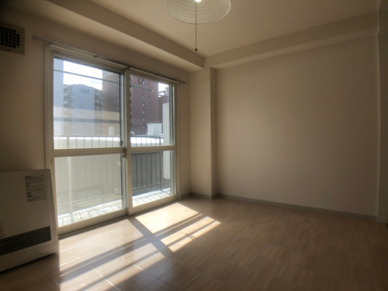 その他部屋・スペース　洋室にも南向きの窓があり日中は電気を付けなくても明るいですよ