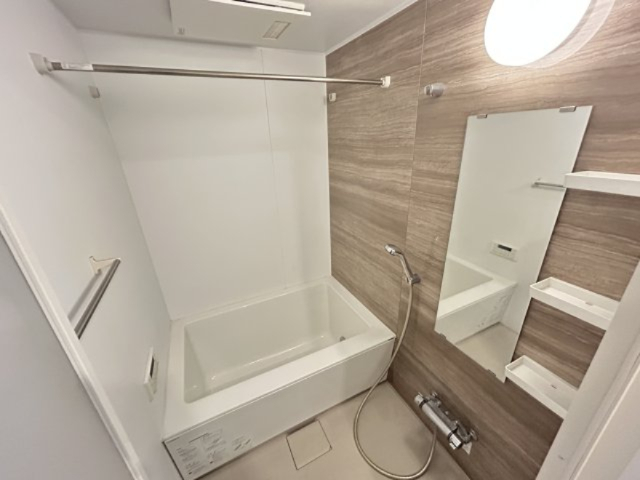 バス・シャワールーム　※別部屋同間取りのお写真となります。参考にご覧くださいませ。