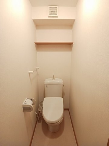 トイレ　落ち着いた色調のトイレです