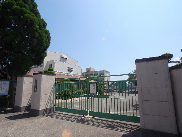 中学校　神戸市立歌敷山中学校（中学校）まで677m