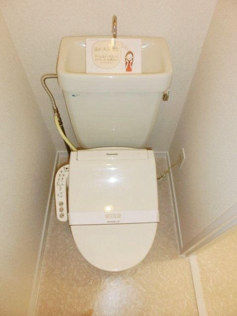 トイレ　嬉しいウォシュレット付きです