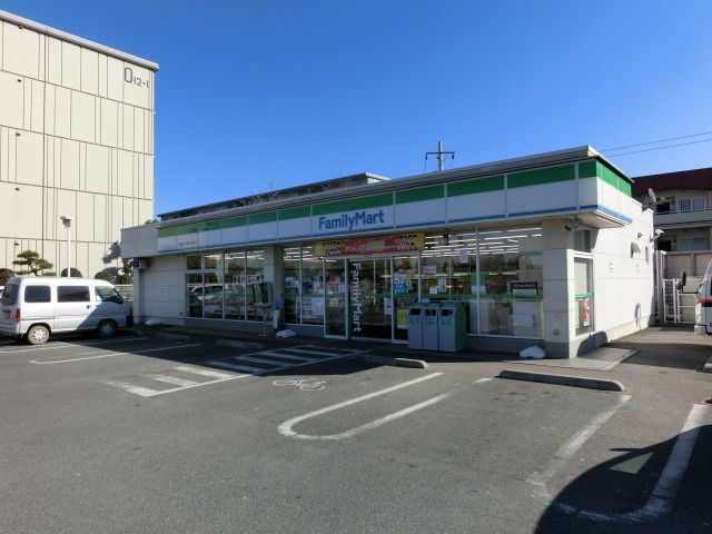コンビニ　ファミリーマート（コンビニ）まで50m