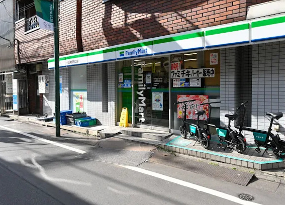 コンビニ　ファミリーマート 中目黒駅西口店（コンビニ）まで729m