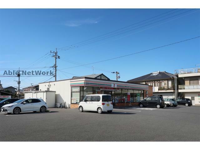 コンビニ　セブンイレブン大村竹松本町店（コンビニ）まで665m
