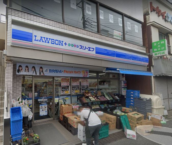 コンビニ　ローソン・スリーエフ六浦駅前店（コンビニ）まで895m