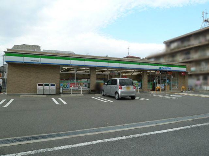 コンビニ　ファミリーマート（コンビニ）まで100m