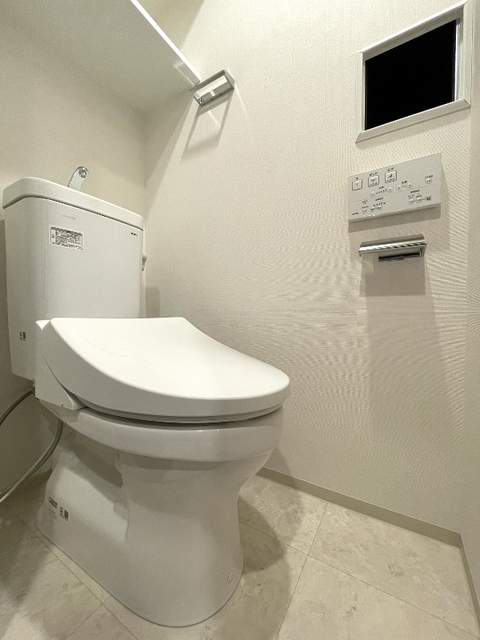 トイレ　落ち着いた色調のトイレです