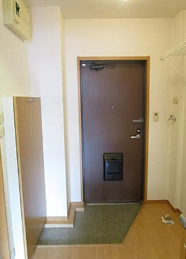 玄関　別部屋の画像を使用しております。