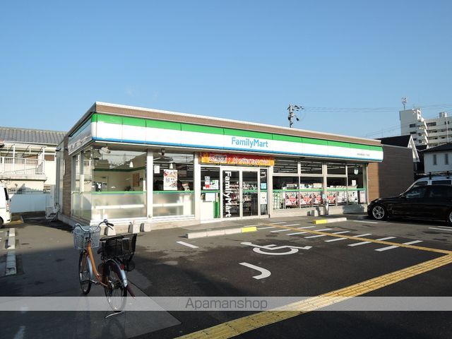 コンビニ　ファミリーマート（コンビニ）まで621m