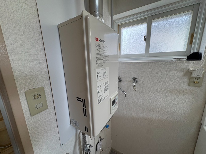 その他設備　給湯器は簡単操作で温度調整ができますよ。
