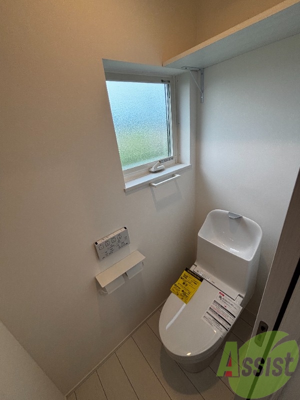 トイレ　トイレはウォシュレット機能付きです。安心して使用できますね。