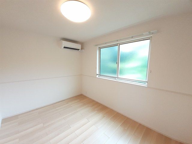 その他部屋・スペース　ベッドを置いてもゆとりある広さ
