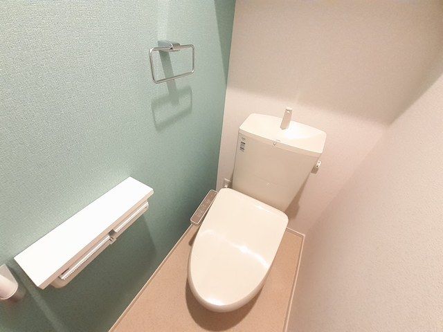 トイレ　快適に使える温水洗浄便座付き