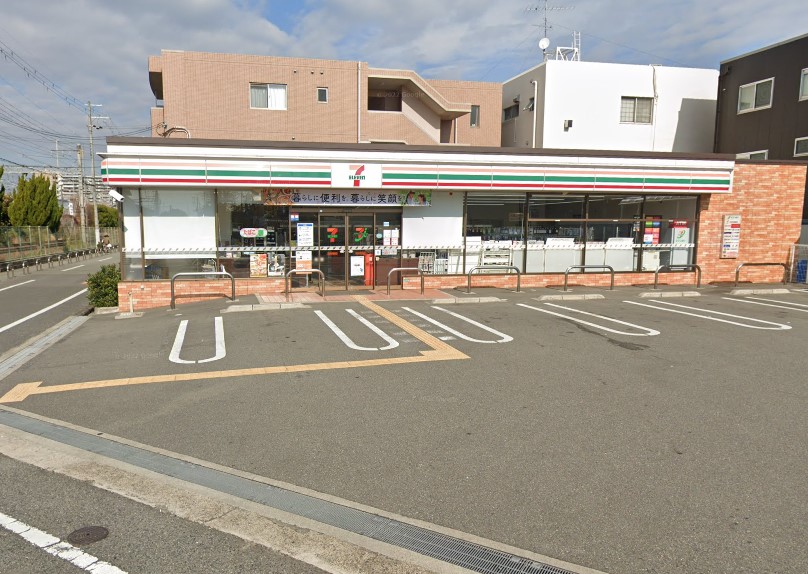 コンビニ　セブンイレブン 阪急新伊丹駅前店（コンビニ）まで175m