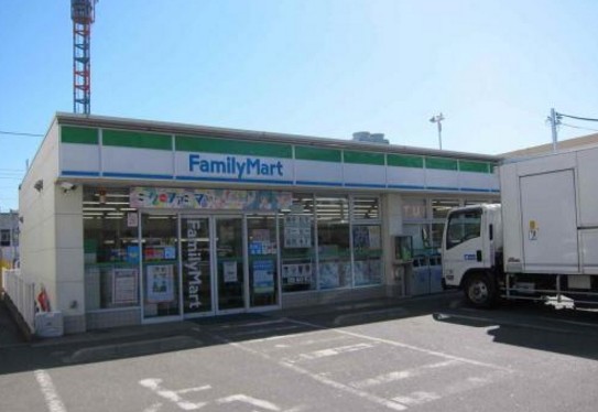 コンビニ　ファミリーマート六町駅前店（コンビニ）まで583m
