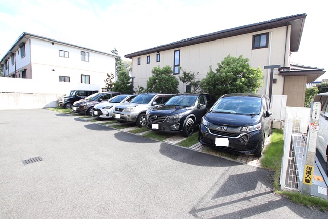 駐車場　敷地内に駐車場あります