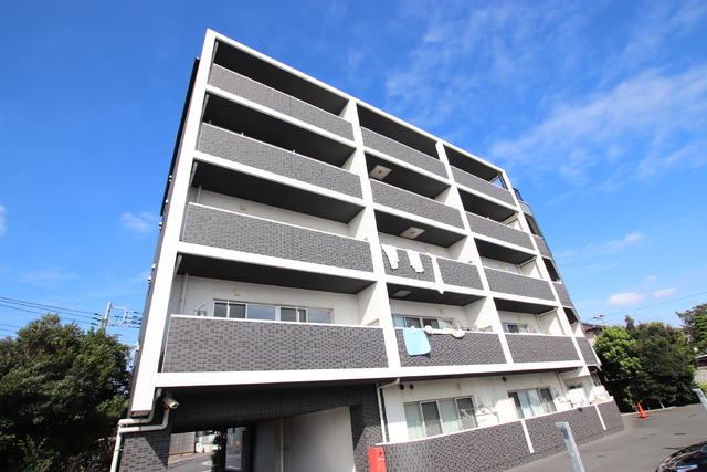 建物外観　バルコニー前は駐車場のため日当たり良好