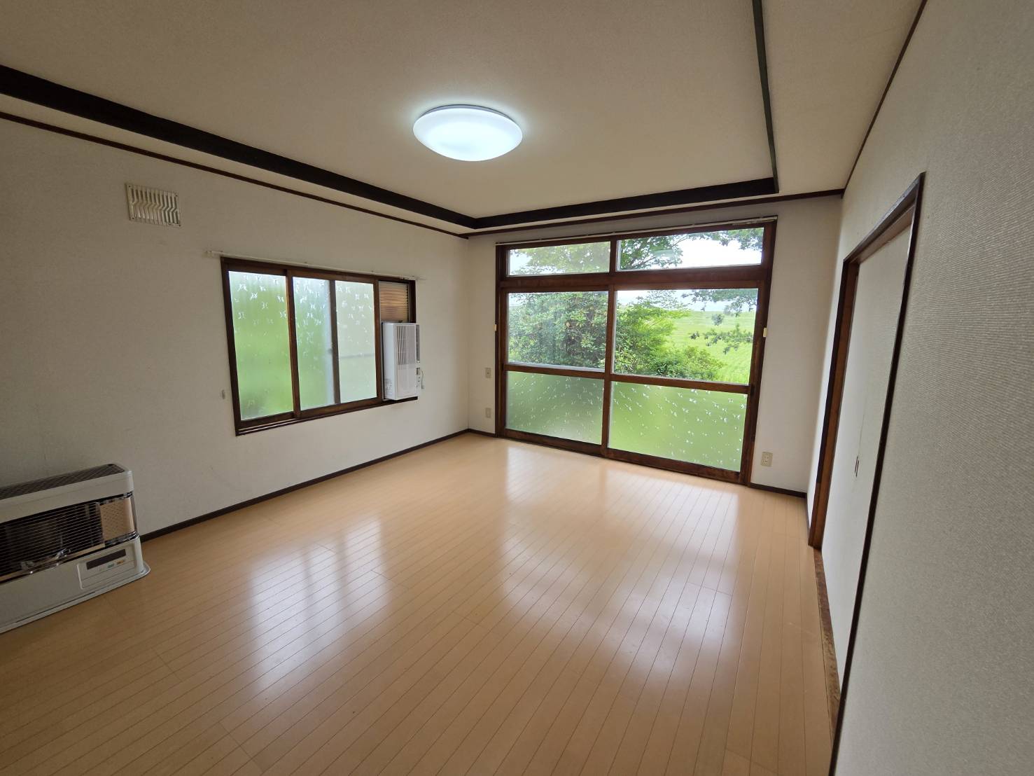 栗沢町北斗戸建の居間写真
