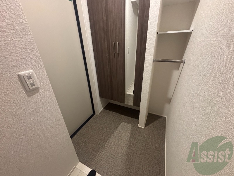 玄関　こちら玄関のお写真です。広々としていて靴の着脱に便利です