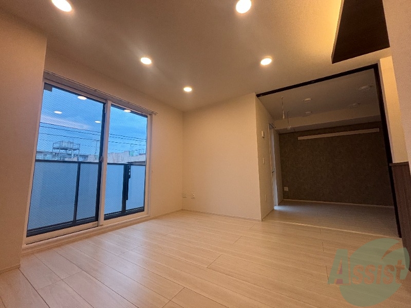 居室・リビング　大きめの窓から日差しがたっぷり入る明るいお部屋です。