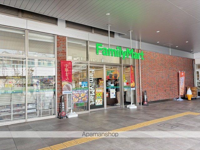 コンビニ　ファミリーマートＪＲ折尾駅店（コンビニ）まで328m