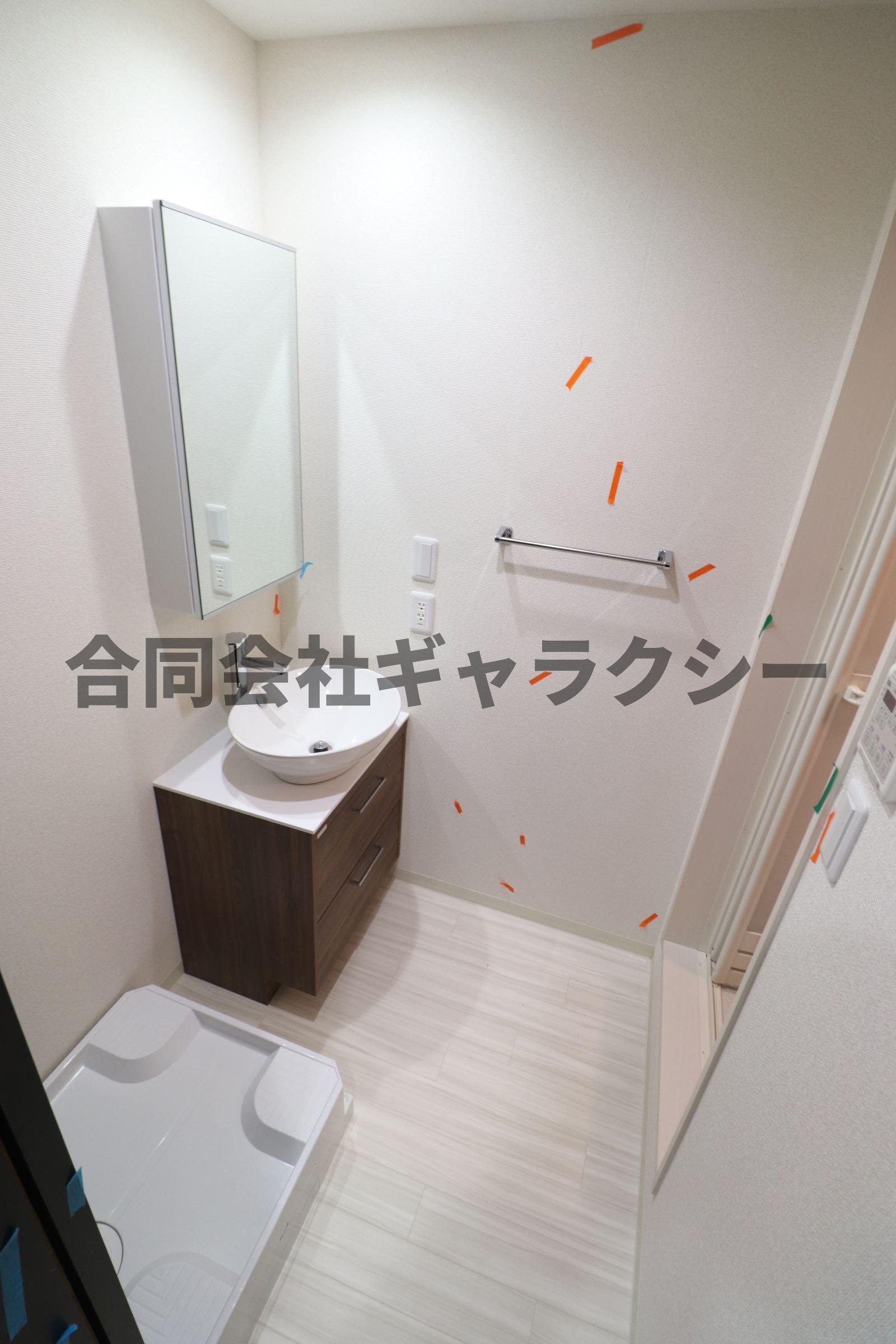洗面設備　脱衣所にお洒落なボウル型の独立洗面台があります