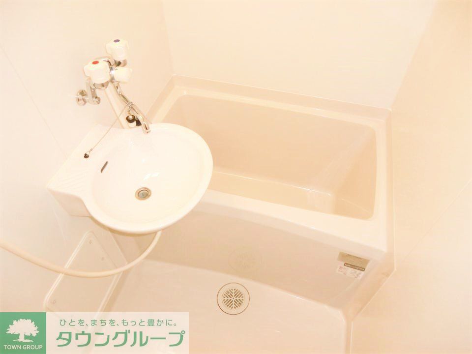 バス・シャワールーム　同タイプ物件の為、形状や間取寸法、色調等が実際とは異なります