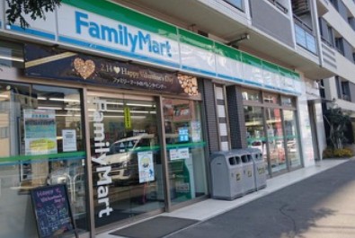 コンビニ　ファミリーマート市谷柳町店（コンビニ）まで34m
