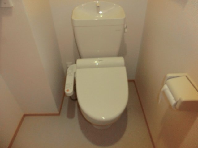 トイレ　温水洗浄便座付きのトイレです♪