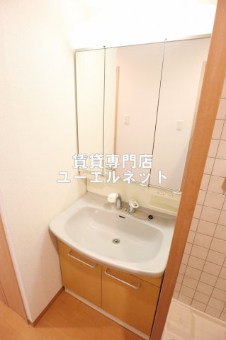 洗面設備　清潔感ある独立洗面台で毎日気持ちよく♪